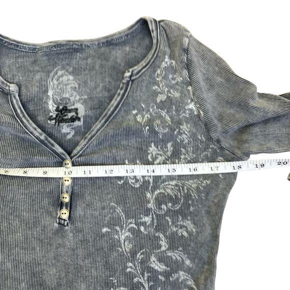 One World Sz L Vtg Y2K Grunge Rose Graphic Print Henley Top 3/4 Grey Distressed - Picture 14 of 16